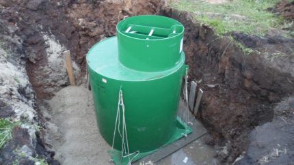 Installation of a serviced plastic sewer well Anchor plate