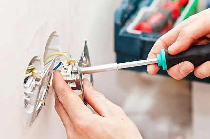 איך לשים שקע כפול בקווים שונים כיצד לחבר שקע כפול למעגלי כוח שונים