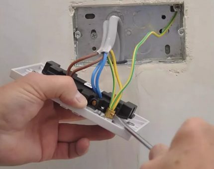כיצד לחבר שקע חשמל פשוט וכפול חיבור לשקע חשמל כפול