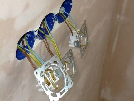 How to put a built-in double outlet in one socket Vertical outlet