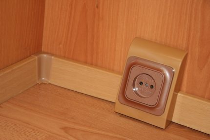 Soketin süpürgeye takılması Süpürgelik Soketi
