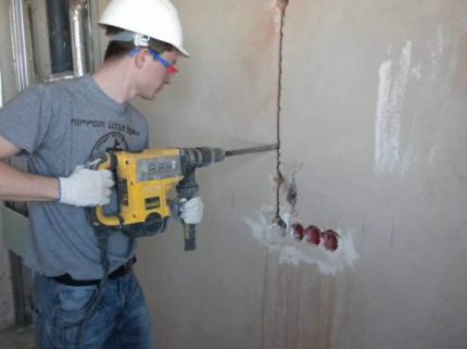 Duvar prizleri beton duvarlara nasıl monte edilir Kablolama için duvar kovalaması