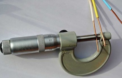 Seção transversal do fio para seleção do disjuntor Medição de seção transversal de fio com um micrômetro