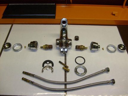 Na-disassembled na mga bahagi ng panghalo mga materyales para sa pag-install ng isang mortise mixer