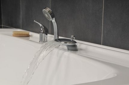 Ang panghalo ay naka-install sa board na paliguan Ang panghalo ng bathtub