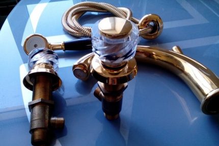 Paano mag-install ng isang bagong panghalo sa isang bathtub Na-disassembled mixer sa board ng bathtub