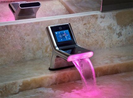 Ang waterfall mixer na naka-mount sa board bath Ang panghalo ng talon sakay ng bathtub