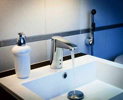 Instaliranje slavine u kupaonici na umivaoniku Slavina za umivaonik