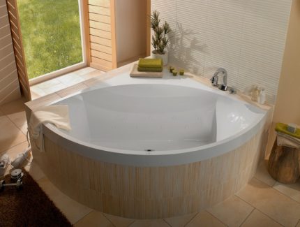 Pagpili ng isang Mahal na Tubig Quaril bath