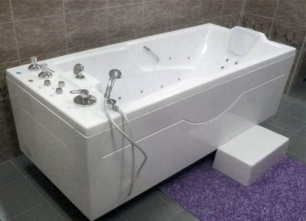 Paano pumili ng isang hot tub para sa mga kagamitang pang-teknikal Direktang paliguan sa tabi ng dingding