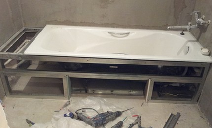 Cadre pour l'écran sous la salle de bain avec étagères Renfort de traverse
