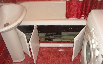 Comment faire un écran pour une baignoire avec des étagères L'emplacement des tuyaux sous le bain