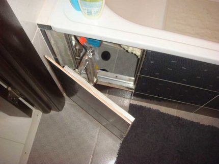 Une variante de l'écran fonctionnel pour une baignoire Trappe de plomberie prête
