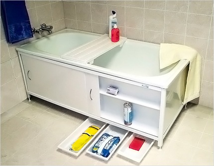 Quel pourrait être un écran fonctionnel sous le bain Armoire de salle de bain spacieuse