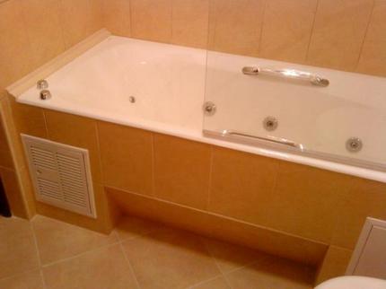 Paravent fonctionnel sous la baignoire avec trous d'inspection Trou d'inspection