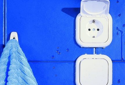 איזה שקע לבחור להתקנה בחדר האמבטיה או במטבח דיור עם כיסוי מגן