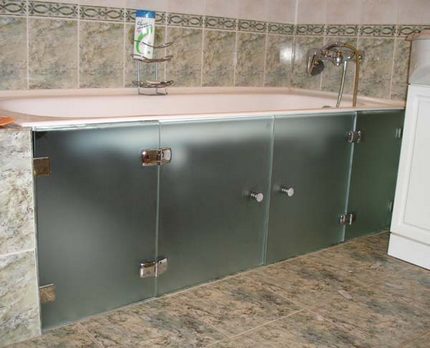 Comment faire un écran fonctionnel sous le bain à battants en verre Parois en verre dépoli translucide