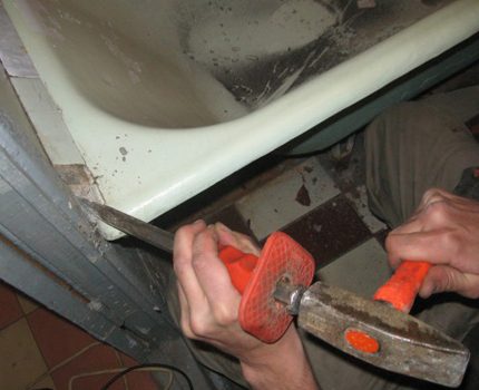 Hoe maak je een badkuip klaar voor het plaatsen van een acryl voering De oude kant verwijderen