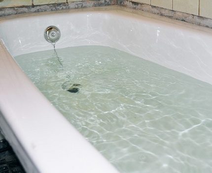 Regels voor de werking van de acrylvoering na inbrengen in het bad Je kunt niet veel water krijgen