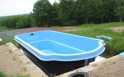Installation d'une cuvette de piscine en céramique ou en plastique Bol prêt pour la piscine