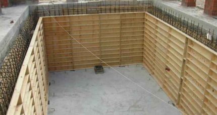 Comment faire un coffrage pour remplir les murs de la piscine de vos propres mains Coffrage de piscine
