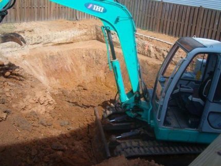 Former une fosse de fondation pour un bol de piscine Excavation pour la piscine