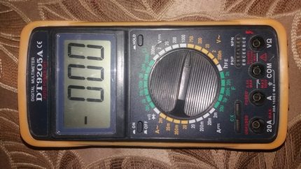 Multitester kỹ thuật số để đo điện áp trong mạng Đa kỹ thuật số DT9205A