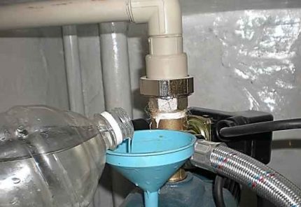 Paghahanda ng istasyon ng bomba para sa pumping water Ang pagpuno ng pagsipsip bahagi ng system na may tubig
