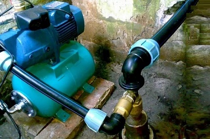 Pag-aayos ng supply ng tubig sa isang pumping station Pagbubuklod ng mga sinulid na koneksyon