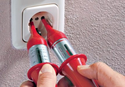 Kontrol af betjeningsevnen for det elektriske installationspunkt Fasedetektion med en indikatorskruetrækker