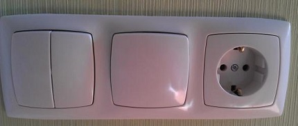 Mulighed for at installere en stik med en switch i et tilfælde Eksempel på tilslutning af en kontakt og en stik
