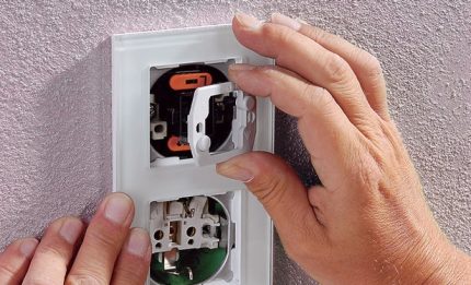 Fordele ved stikkontaktenheden i et hus Installation og tilslutning af en stikkontakt med en afbryder i et hus