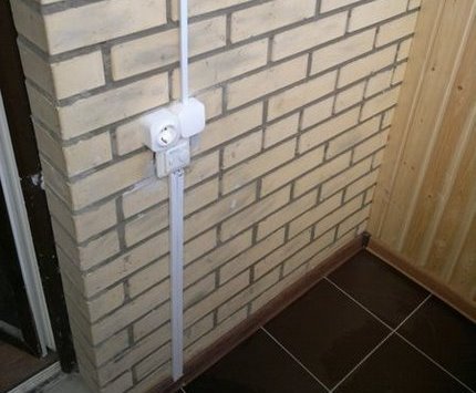 Outlet and switch for external wiring Outlet and switch for outdoor wiring
