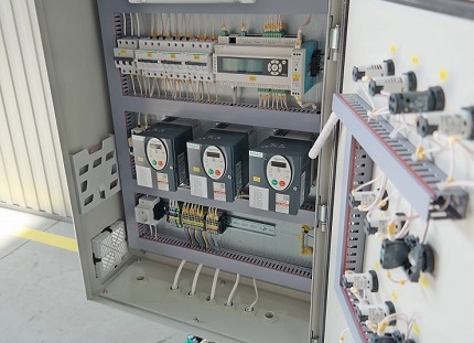 Station de commande de pompe à fréquence variable