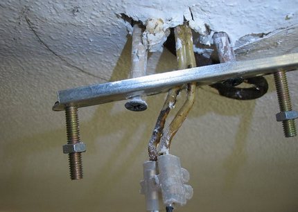 Installation of a bracket for a chandelier with a ceiling socket Mounting bracket mounting