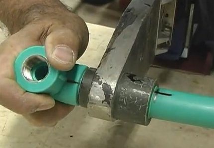 Welding polymer pipes on the iron Welding of plastic elements