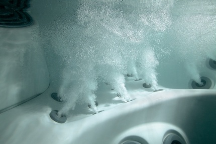Stalen bad met hydromassage Locatie van mondstukken voor hydromassage
