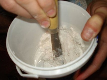 How to fix a plaster outlet on the ceiling Mixing gypsum mortar