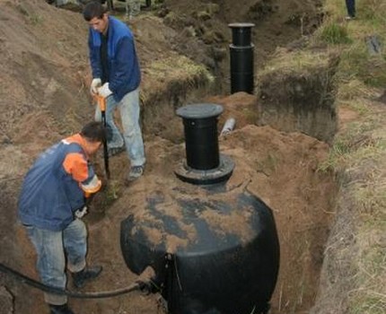 Pag-install ng isang plastik na cesspool sa isang hukay na pundasyon Pagbubuklod ng mga voids sa paligid ng lalagyan