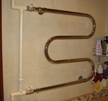 Assembling a hot water system The need to install additional tees