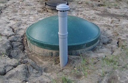 Sink pit mula sa isang plastic container na may isang bentilasyon na tubo at isang pumping hatch Pag-install ng pipe ng tubo