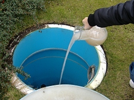 Paghahanda para sa paggamot ng dumi sa alkantarilya sa isang plastik na cesspool Ang paggamit ng mga produktong biological para sa wastewater