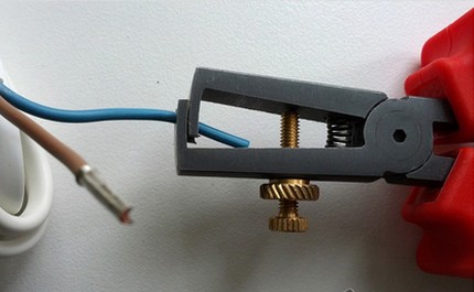 Preparing wiring for installing an outlet in the bathroom Stripping cable ends