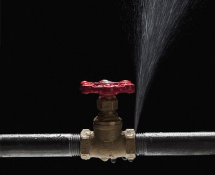 Emergencies for replacing risers in the apartment Unexpected pipe breakthrough