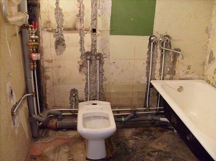 Replacing a riser and a group of pipes in an apartment Group of water intake devices from one riser