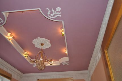 Rules for selecting rosettes on the ceiling and trim details Successful combination of ceiling elements