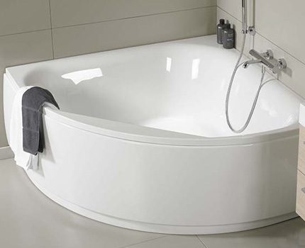Hoe u een gietijzeren bad kiest voor een kleine badkamer Hoek gietijzeren bad