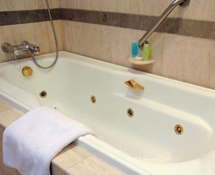 Welk gietijzeren bad te kiezen voor grote zwemmers Compact bad met hydromassage