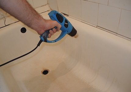 Het bad voorbereiden op het installeren van de stoeprand Oppervlakte drogen