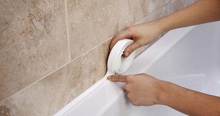 Hoe maak je een badrand met flexibele tape Installatie van een flexibele rand
